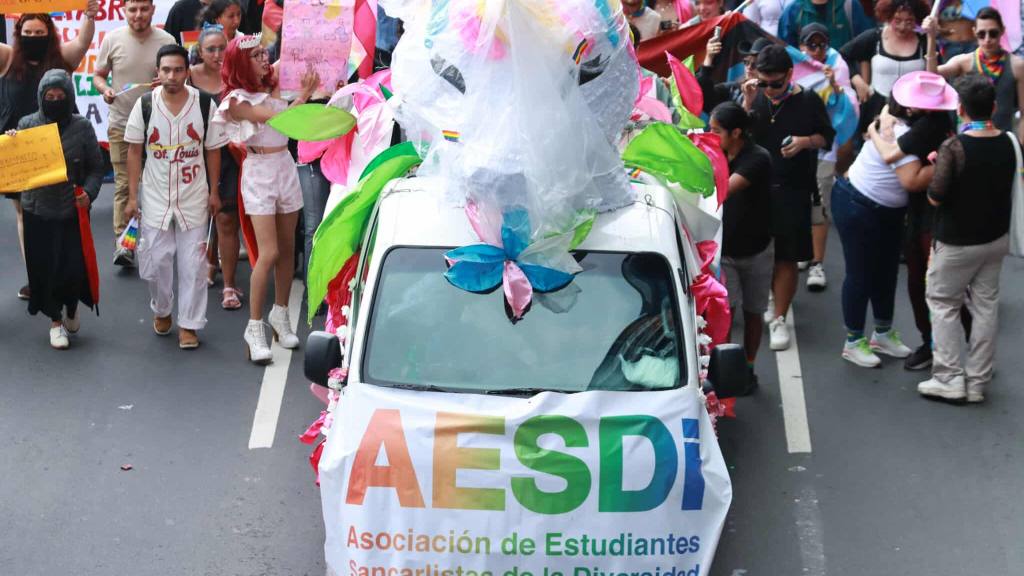 Grupos LGBTIQ+ llenan la ciudad con los colores del arcoíris | Álex Meoño