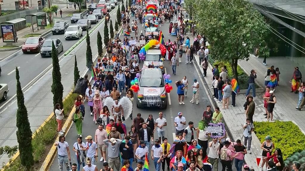 Grupos LGBTIQ+ llenan la ciudad con los colores del arcoíris | Álex Meoño