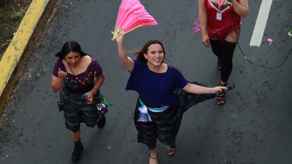 Grupos LGBTIQ+ llenan la ciudad con los colores del arcoíris | Álex Meoño