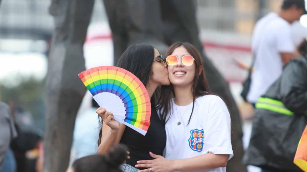 Grupos LGBTIQ+ llenan la ciudad con los colores del arcoíris | Álex Meoño