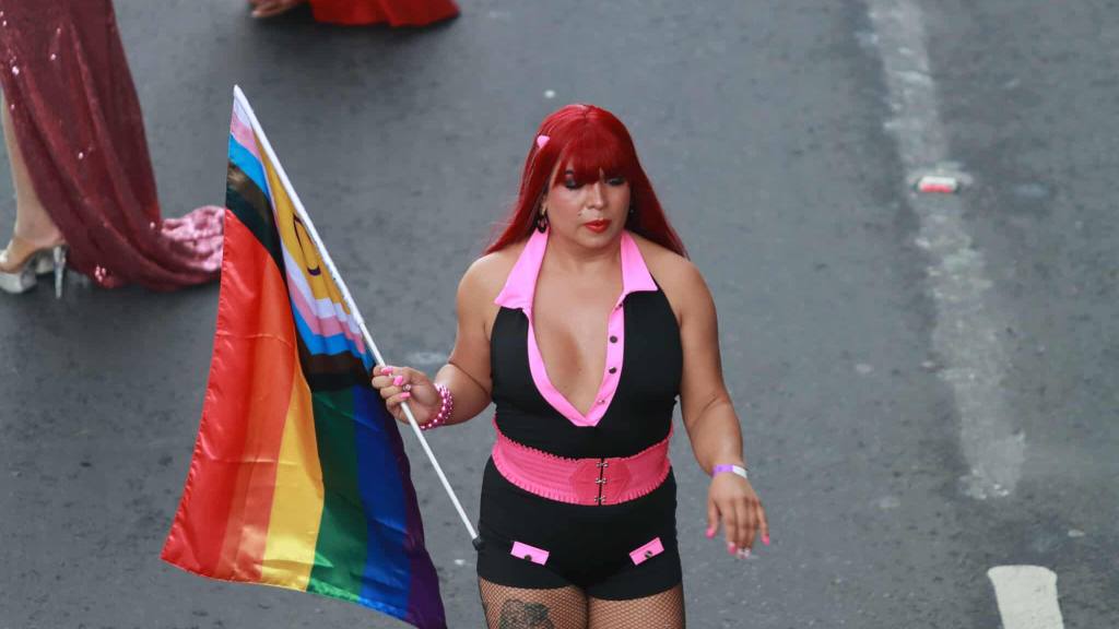Grupos LGBTIQ+ llenan la ciudad con los colores del arcoíris | Álex Meoño