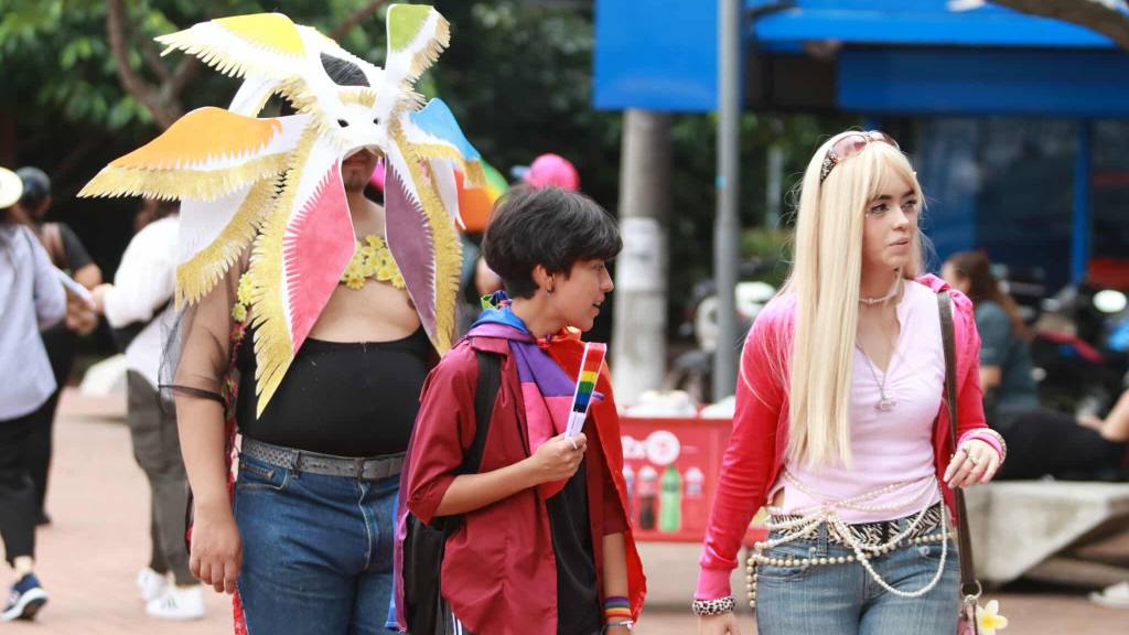 Grupos LGTBIQ+ llenan la ciudad con los colores del arcoíris | Álex Meoño