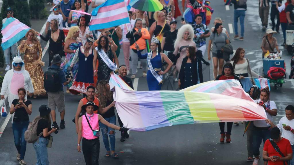 Grupos LGTBIQ+ llenan la ciudad con los colores del arcoíris | Álex Meoño