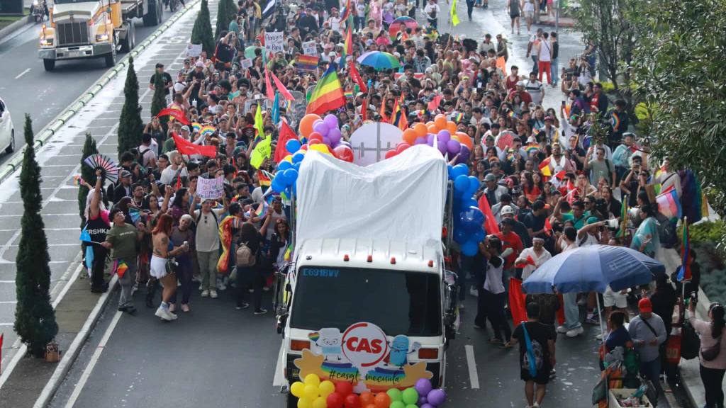 Grupos LGTBIQ+ llenan la ciudad con los colores del arcoíris | Álex Meoño