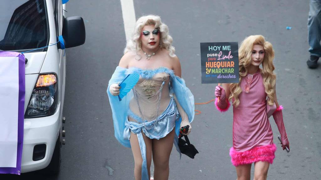 Grupos LGTBIQ+ llenan la ciudad con los colores del arcoíris | Álex Meoño