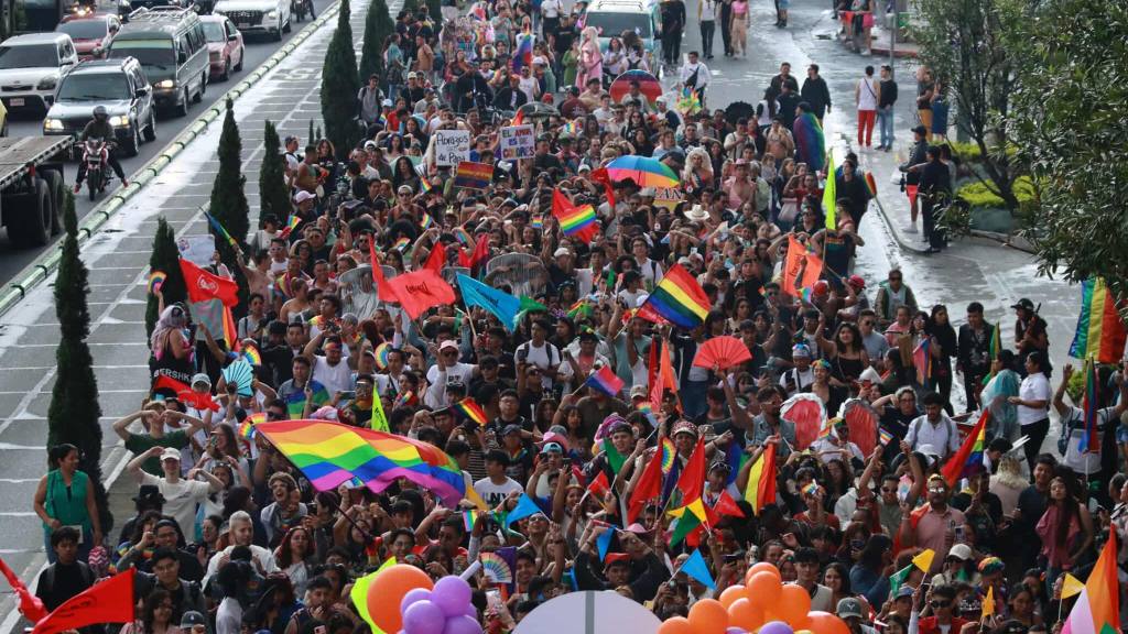 Grupos LGTBIQ+ llenan la ciudad con los colores del arcoíris | Álex Meoño