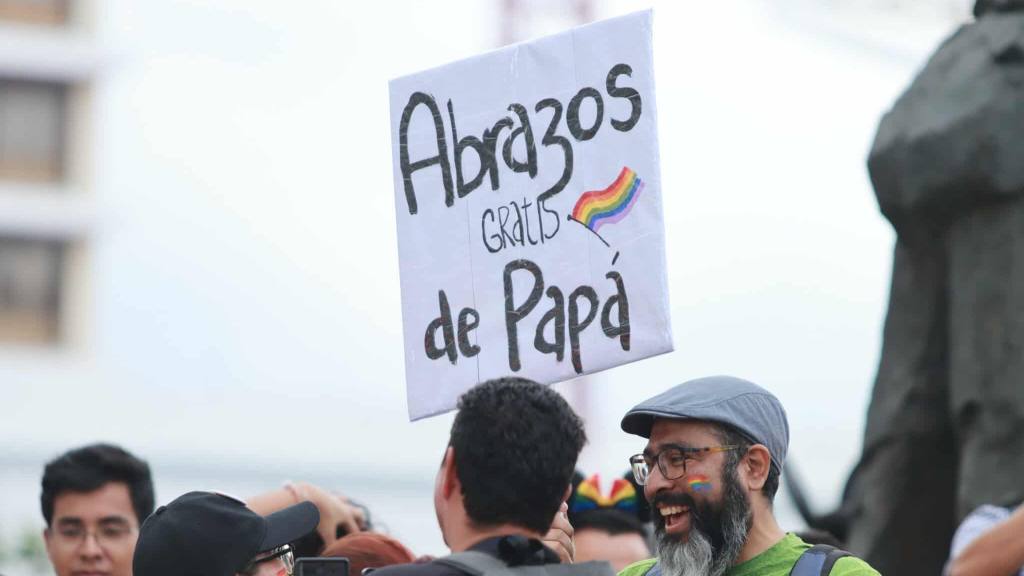 Grupos LGTBIQ+ llenan la ciudad con los colores del arcoíris | Álex Meoño