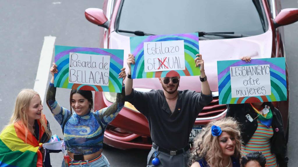 Grupos LGTBIQ+ llenan la ciudad con los colores del arcoíris | Álex Meoño