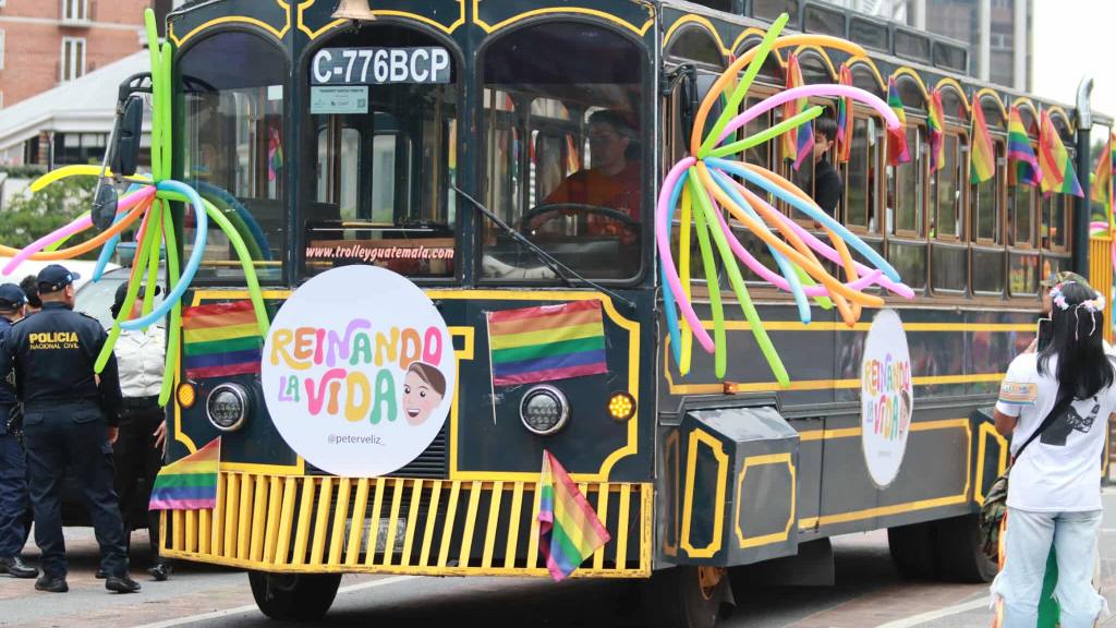 Grupos LGTBIQ+ llenan la ciudad con los colores del arcoíris | Álex Meoño