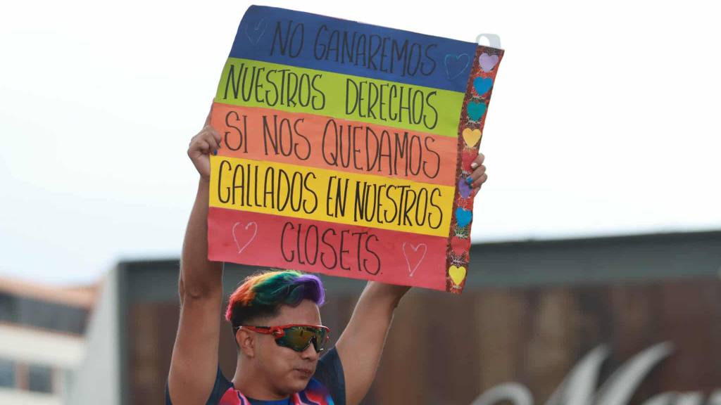 Grupos LGTBIQ+ llenan la ciudad con los colores del arcoíris | Álex Meoño