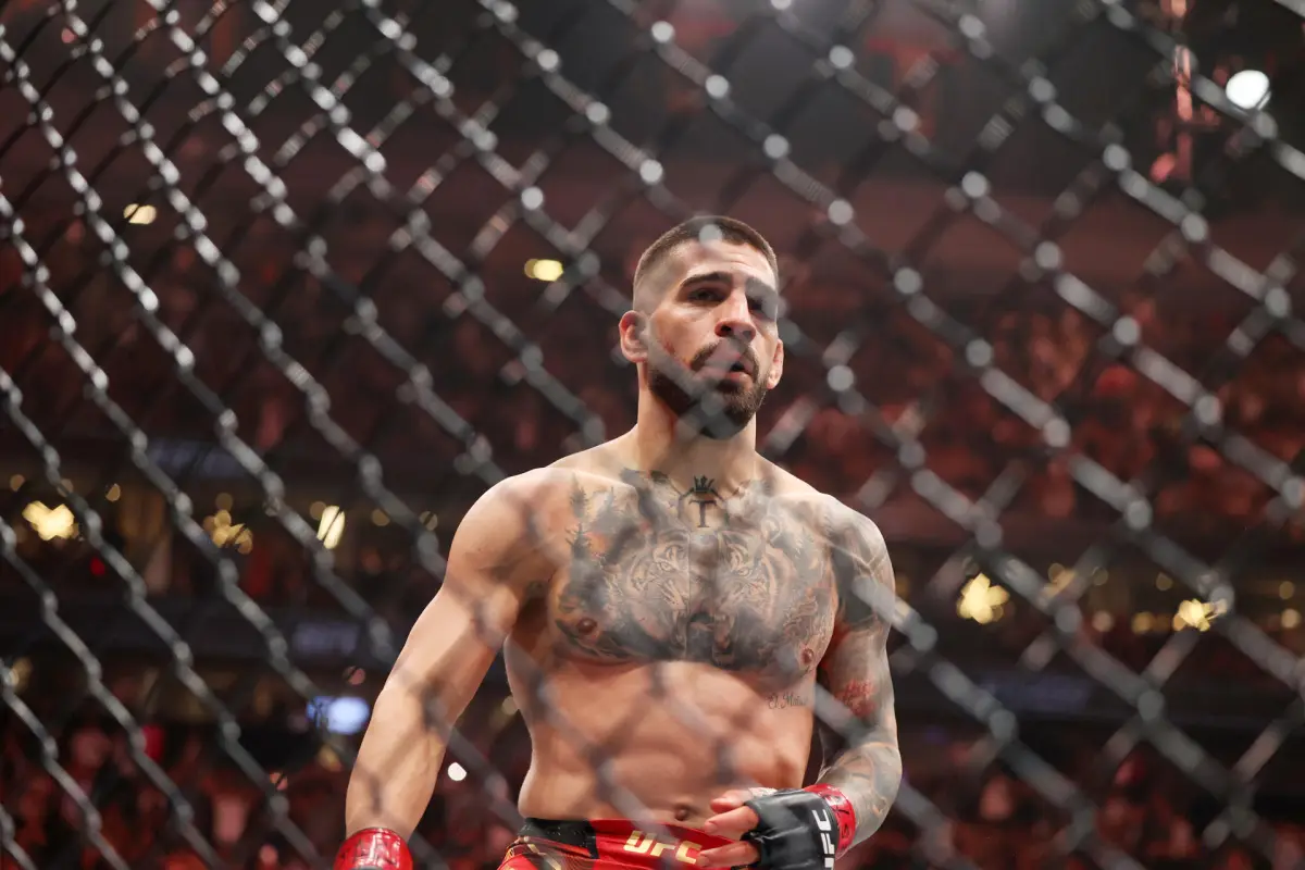 Ilia Topuria noquea a Charles Oliveira y se corona campeón ligero de la UFC - EFE