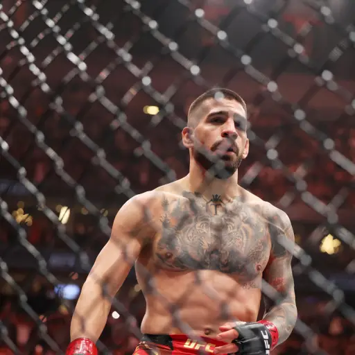 Ilia Topuria noquea a Charles Oliveira y se corona campeón ligero de la UFC - EFE