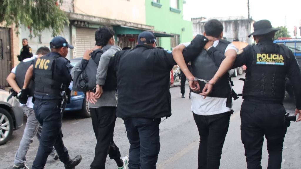 Capturados con armas tras persecución policial. | PNC de Guatemala