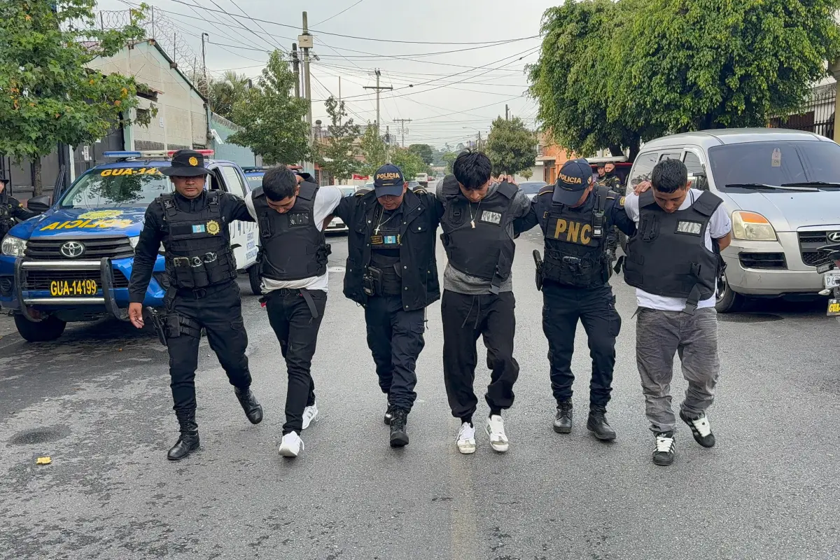 Los tres detenidos fueron sorprendidos portando armas y municiones., PNC de Guatemala.