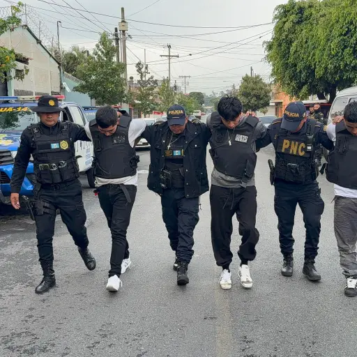 Los tres detenidos fueron sorprendidos portando armas y municiones. ,PNC de Guatemala.