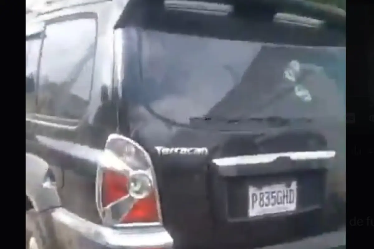 La PNC ubicó un vehículo con perforaciones de bala en Ciudad Quetzal., PNC de Guatemala.