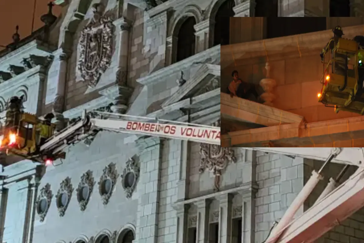 Momento en el que los socorristas logran el descenso de este hombre rescatado de la cornisa del Palacio Nacional., 