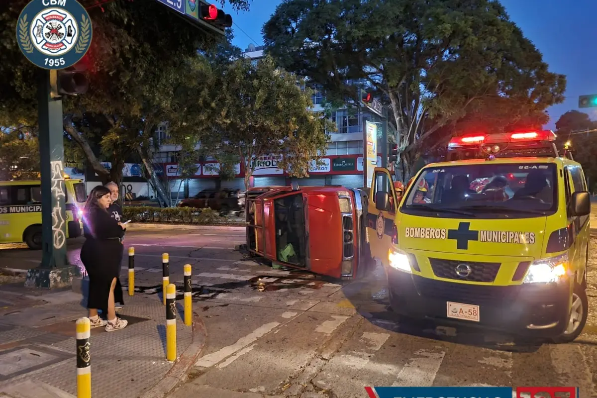 Accidente en zona 9: Vehículo queda volcado