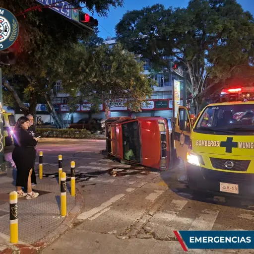 Accidente en zona 9: Vehículo queda volcado