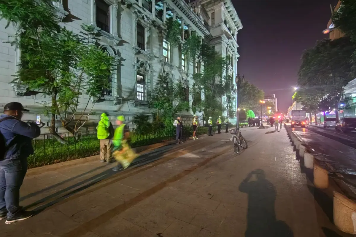 Jornada de limpieza en los alrededores del Palacio Nacional., Municipalidad de Guatemala