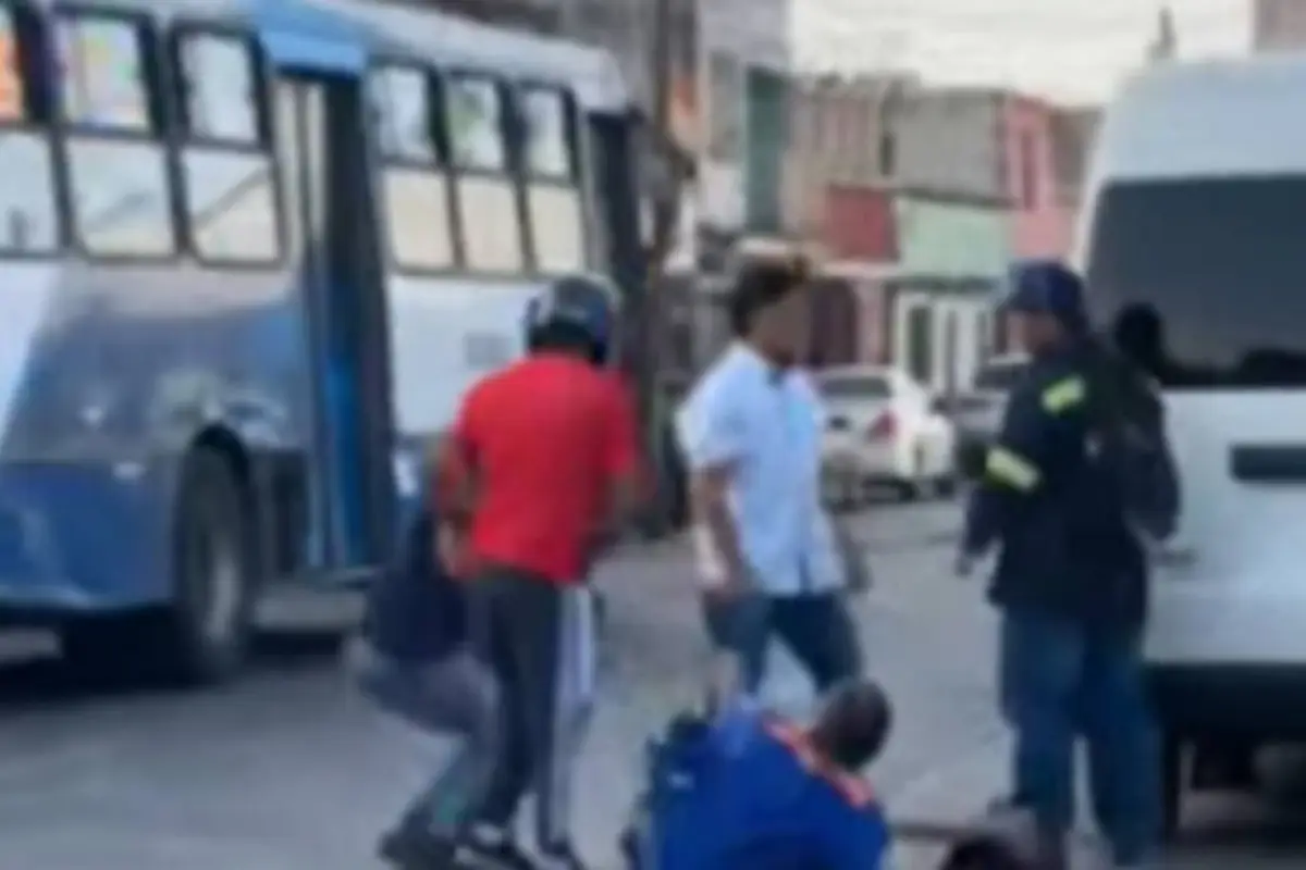 Motoristas y transeúntes intervienen en pelea callejera., Captura de pantalla video X.