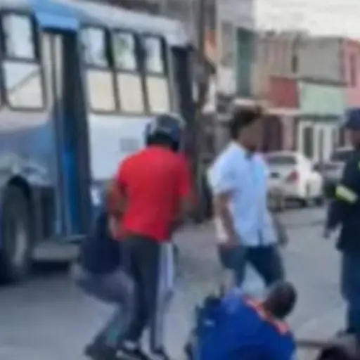 Motoristas y transeúntes intervienen en pelea callejera. ,Captura de pantalla video X.