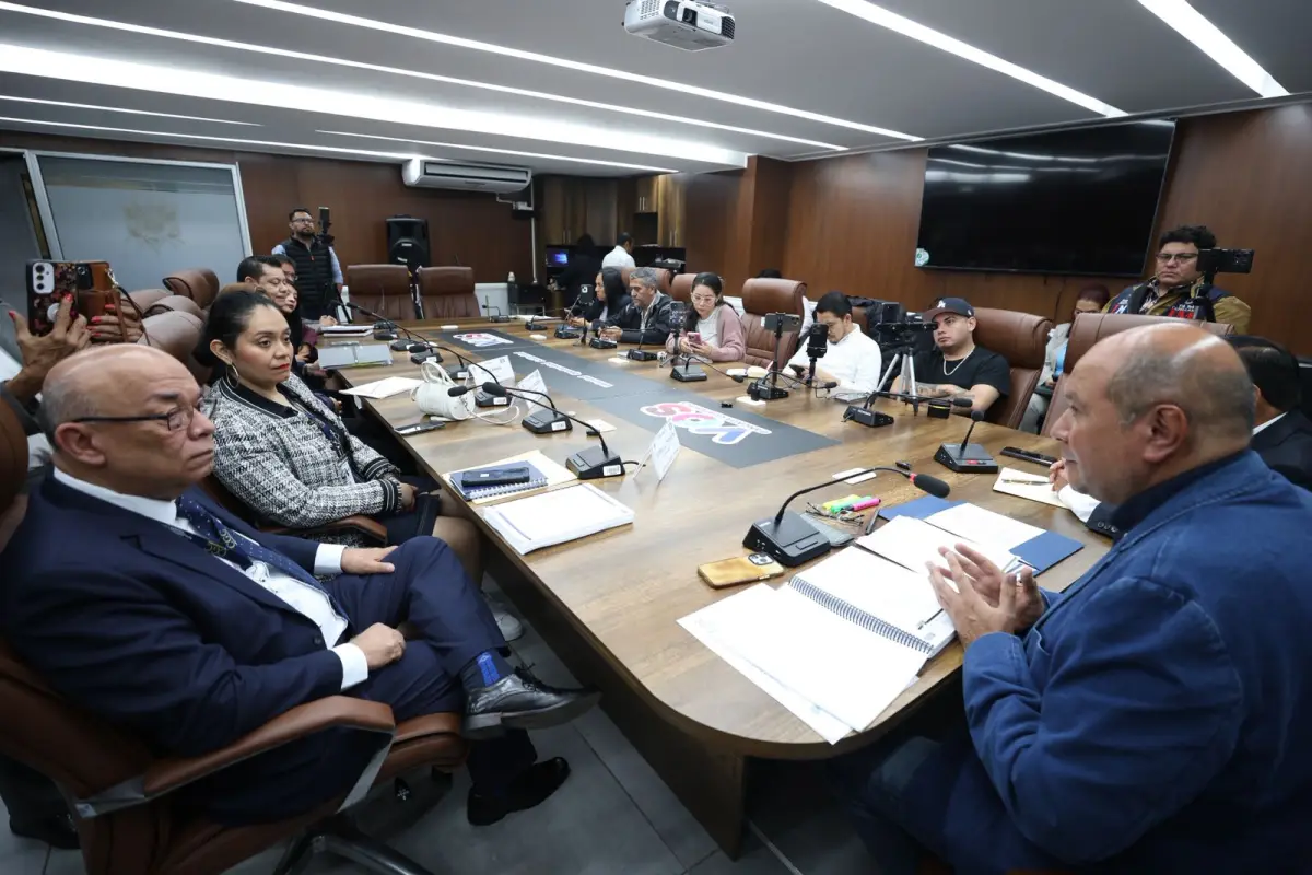 Los funcionarios de la Contraloría asisten a la citación con diputados de la bancada VOS., Congreso