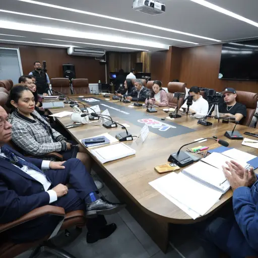 Los funcionarios de la Contraloría asisten a la citación con diputados de la bancada VOS. ,Congreso