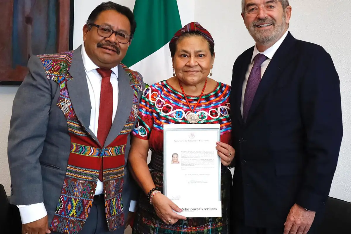 Fotografía cedida por Secretaría de Relaciones Exteriores, de su titular Juan Ramón de la Fuente (d), la guatemalteca Nobel de la Paz Rigoberta Menchú (c) y su esposo Angel Canil (i) durante un acto protocolario este miércoles, en Ciudad de México (,  EFE/Secretaría de Relaciones Exteriores/SOLO USO EDITORIAL/SOLO DISPONIBLE PARA ILUSTRAR LA NOTICIA QUE ACOMPAÑA (CRÉDITO OBLIGATORIO)
