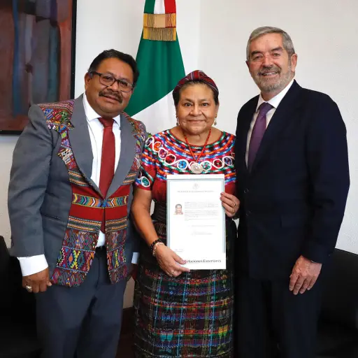 Fotografía cedida por Secretaría de Relaciones Exteriores, de su titular Juan Ramón de la Fuente (d), la guatemalteca Nobel de la Paz Rigoberta Menchú (c) y su esposo Angel Canil (i) durante un acto protocolario este miércoles, en Ciudad de México ( , EFE/Secretaría de Relaciones Exteriores/SOLO USO EDITORIAL/SOLO DISPONIBLE PARA ILUSTRAR LA NOTICIA QUE ACOMPAÑA (CRÉDITO OBLIGATORIO)