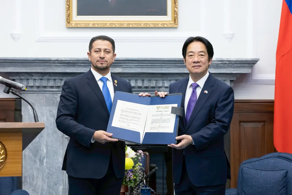 El presidente taiwanés, William Lai, mantiene un encuentro con el titular del Congreso de Guatemala, Nery Ramos, en el Palacio Presidencial de Taipéi, este jueves,  EFE