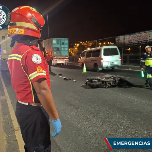 El accidente ocurrió sobre el puente El Incienso. ,Bomberos Municipales