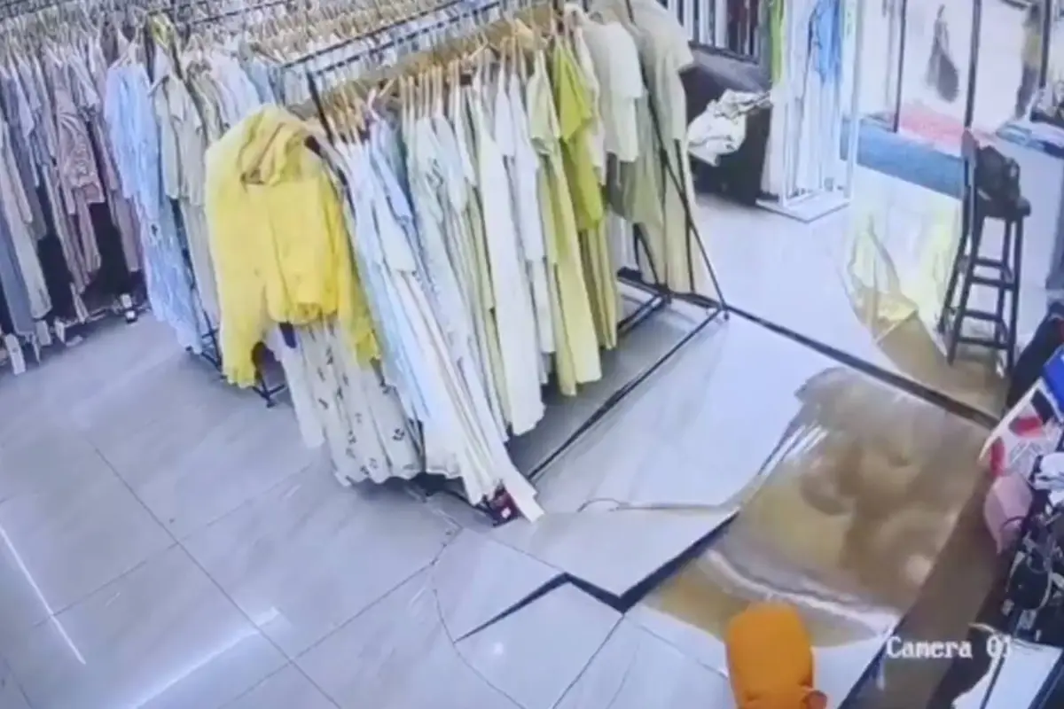 Caos en tienda de ropa. , Captura de pantalla video X.