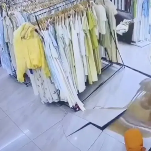 Caos en tienda de ropa.  ,Captura de pantalla video X.