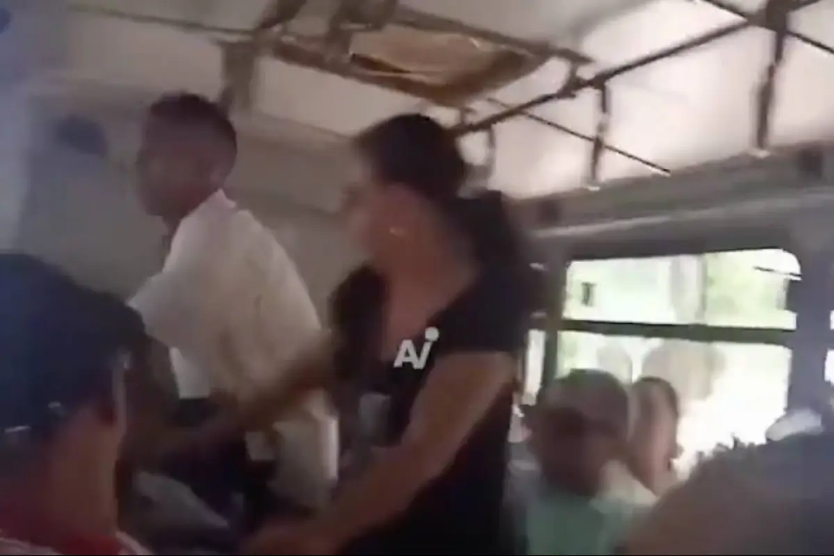 Predicador arma escándalo en bus por no recibir dinero., Captura de pantalla video X.