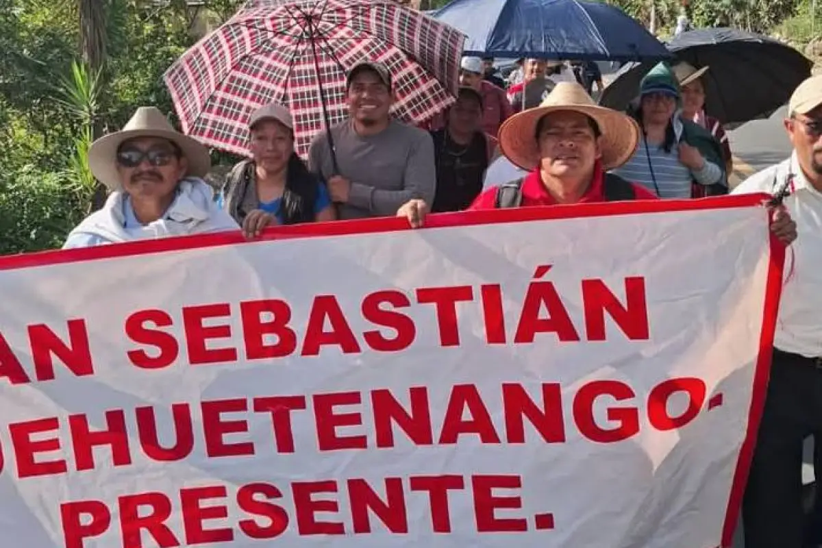Parte del grupo de maestros que participa en la caminata que salió desde Huehuetenango con dirección a la capital., Guillermo Alvarez, Emisoras Unidas Departamentales