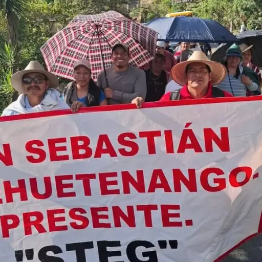 Parte del grupo de maestros que participa en la caminata que salió desde Huehuetenango con dirección a la capital. ,Guillermo Alvarez, Emisoras Unidas Departamentales