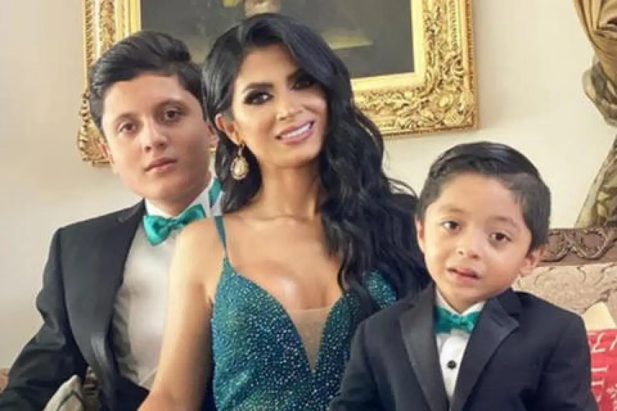 Kimberly Flores y sus hijos, Facebook