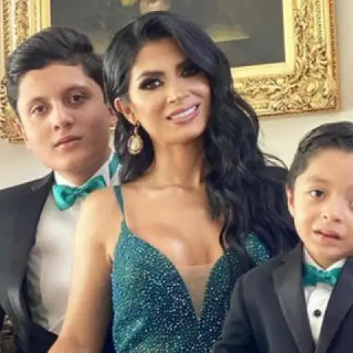 Kimberly Flores y sus hijos ,Facebook