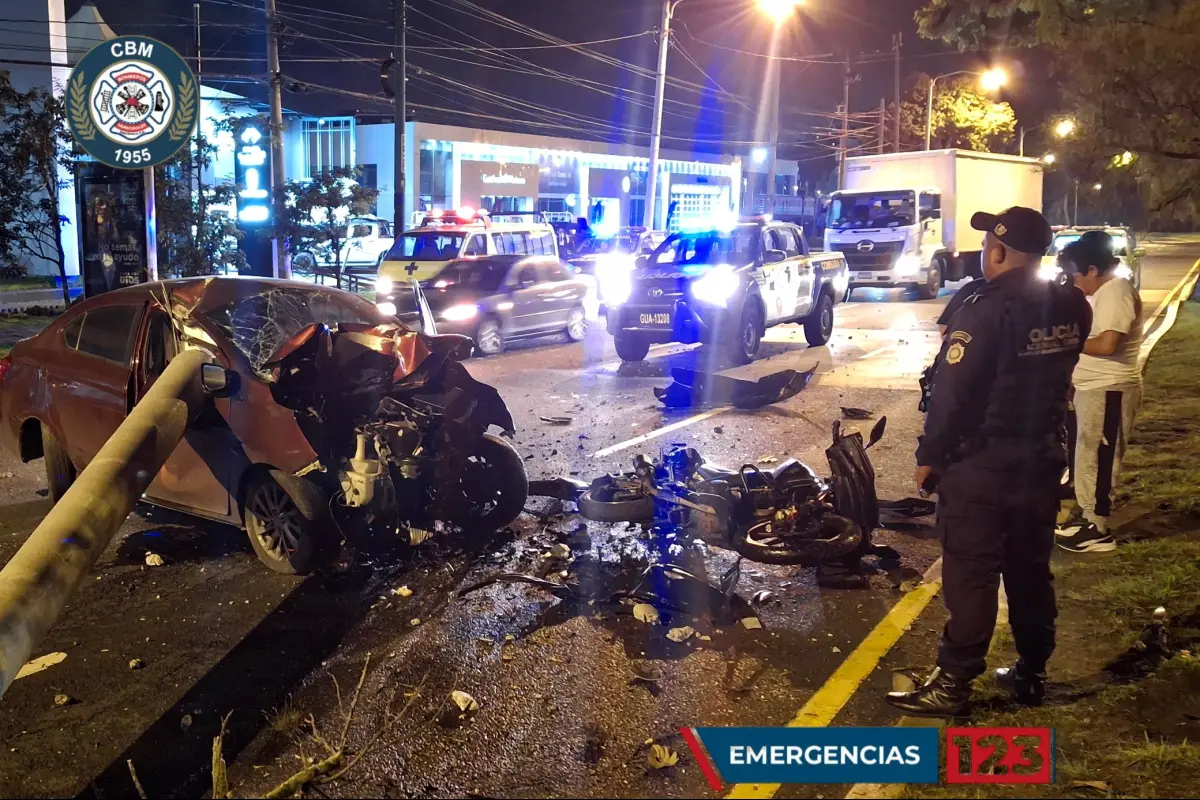 Motorista herido en accidente en zona 9, Bomberos Municipales