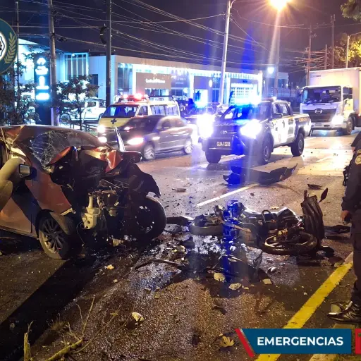 Motorista herido en accidente en zona 9 ,Bomberos Municipales