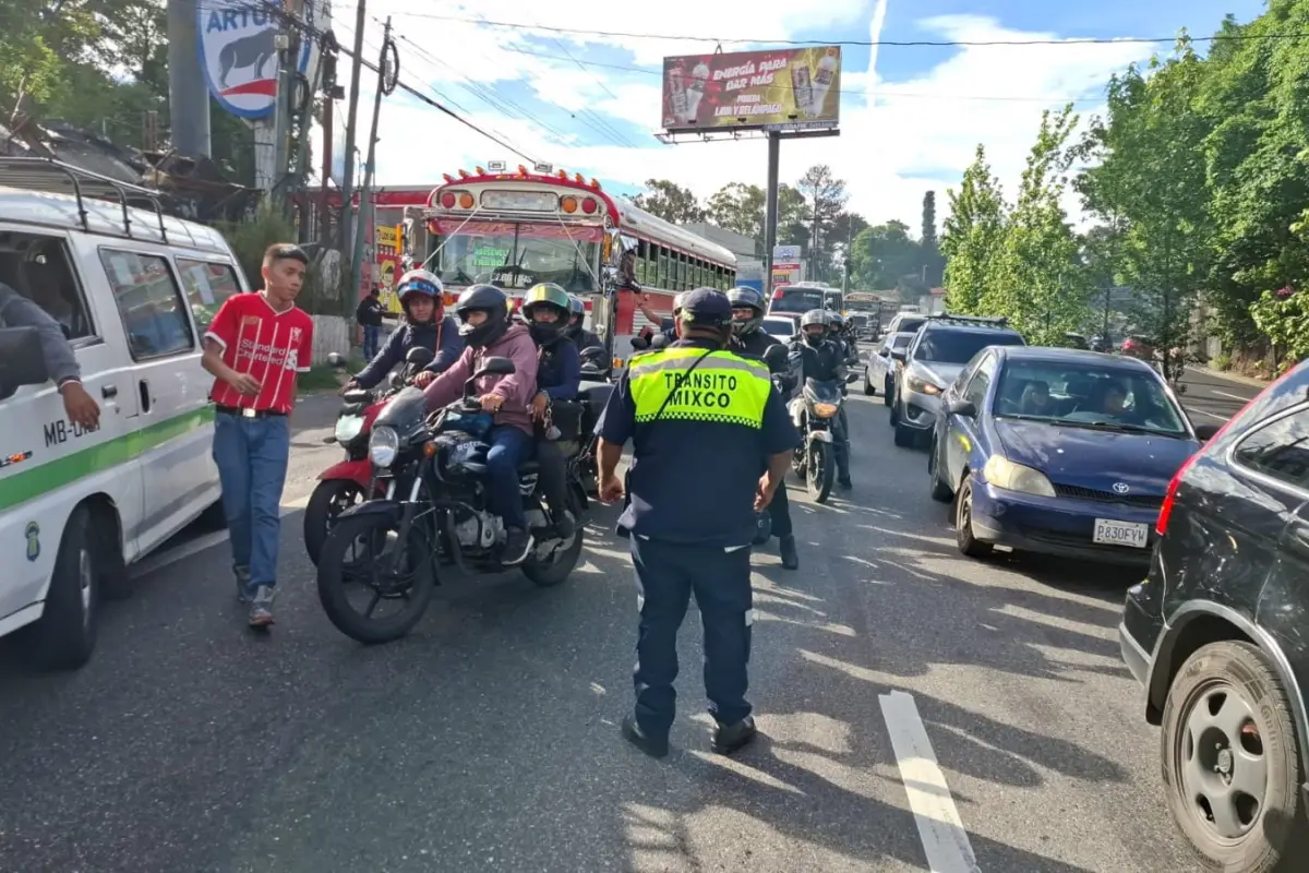 Personal de PMT de Mixco permanece en el área afectada debido al bloqueo en Km. 15 de ruta Interamericana., Tránsito Mixco