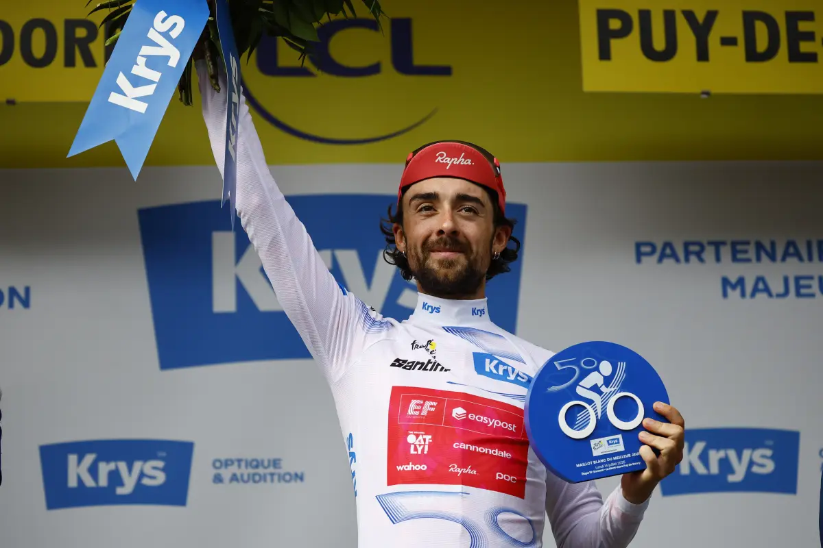 El ciclista irlandés Ben Healy, del equipo EF Education - EasyPost, celebra en el podio con su maillot blanco de mejor ciclista joven durante la décima etapa del Tour de Francia