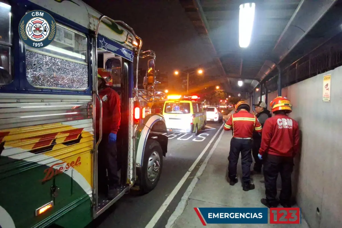 La unidad de transporte donde permanece la víctima mortal permanece estacionado en la zona 10., Bomberos Municipales