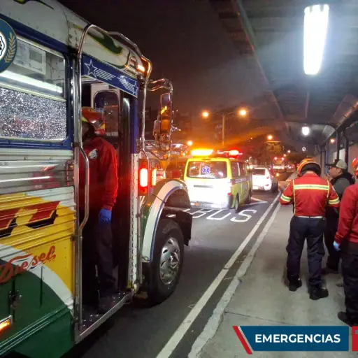 La unidad de transporte donde permanece la víctima mortal permanece estacionado en la zona 10. ,Bomberos Municipales