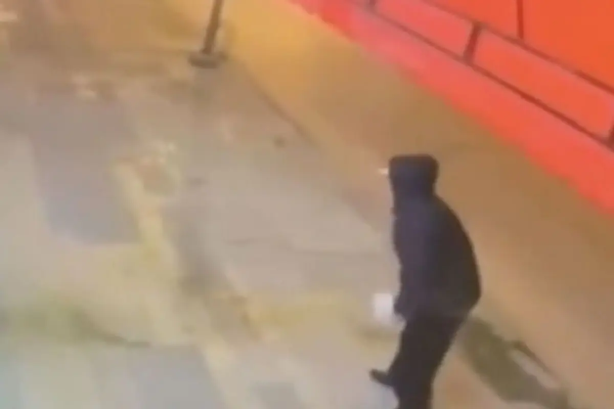 El hombre fue alcanzado por las llamas., Captura de pantalla video X.