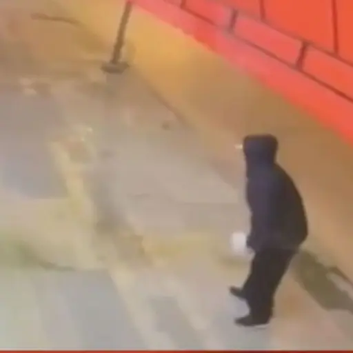 El hombre fue alcanzado por las llamas. ,Captura de pantalla video X.
