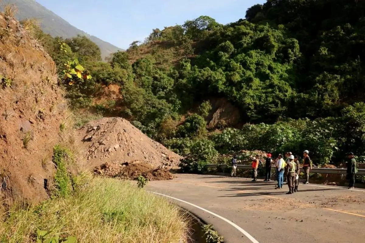 Personal de Covial, Conred y otras entidades realizan evaluación vial en Santa María de Jesús, Sacatepéquez, luego de los sismos., CIV