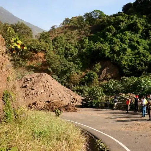 Personal de Covial, Conred y otras entidades realizan evaluación vial en Santa María de Jesús, Sacatepéquez, luego de los sismos. ,CIV