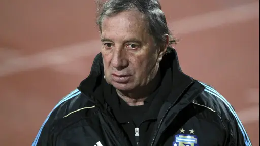 Empeora la salud del exentrenador argentino Carlos Bilardo